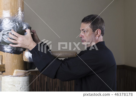 Working out the technique of striking a makivare. Working out the technique of striking a makivare. 46378178