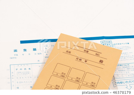 Lifestyle image Birth certificate and monthly gift bag 46378179