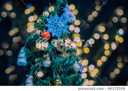 Decorated christmas tree with the bokeh background 46378509