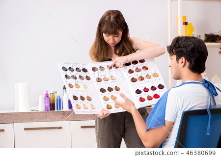 Young attracrive man visiting female barber  46380699