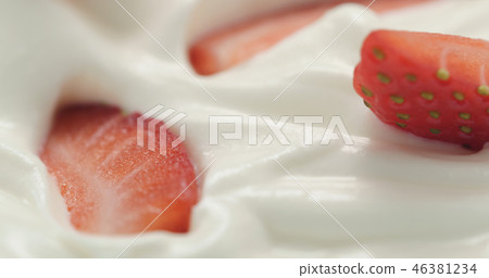 Closeup   of macro photo of organic yogurt with fresh sliced strawberries 46381234