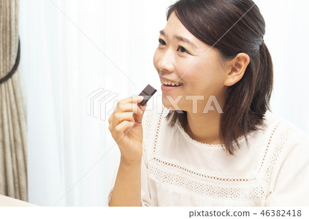 一個女人吃巧克力 46382418
