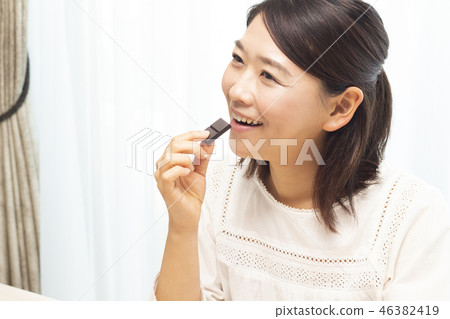 一個女人吃巧克力 46382419