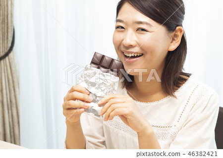吃巧克力牌照的婦女 46382421