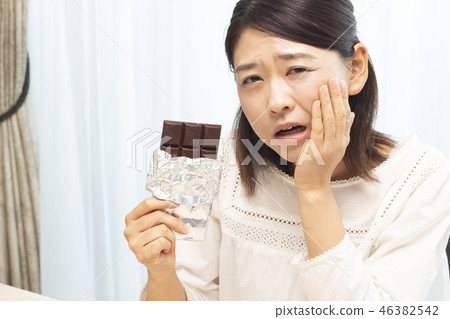吃巧克力牌照的婦女 46382542