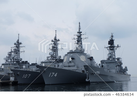 An escort ship berthing at Yokosuka base 46384634
