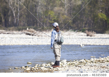 一個女人釣魚 46385989