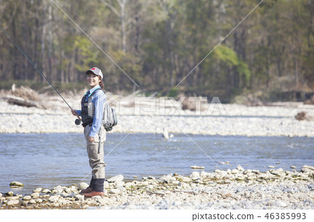 一個女人釣魚 46385993