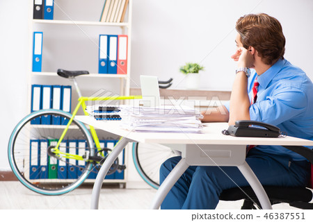 Young businessman using bike to commute to the office 46387551