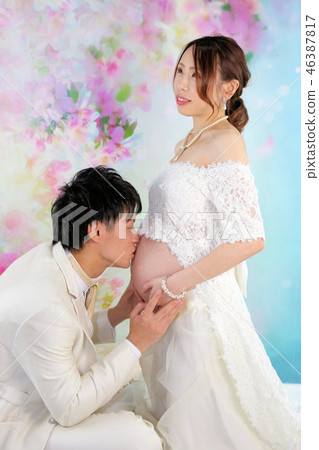 Maternity photo dad and mom 46387817