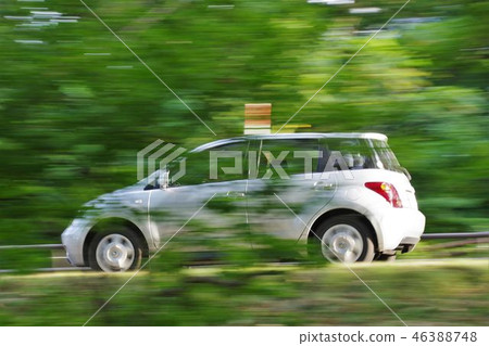 汽車穿過綠色 汽車穿過綠色 46388748