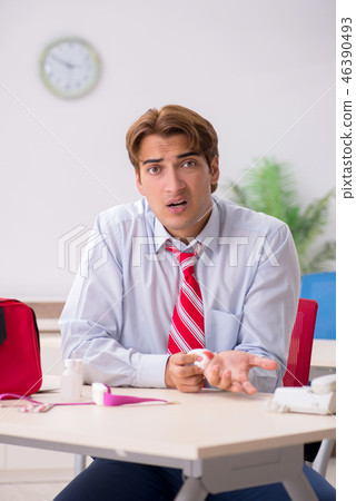 Man with first aid kit in the office 46390493