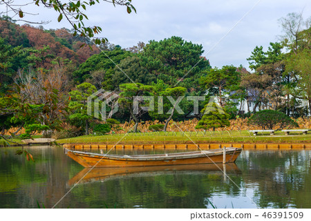 Sankeien garden with trees, boat and water  46391509