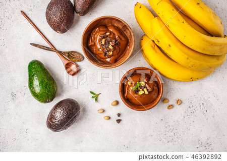 Avocado chocolate mousse with banana Avocado chocolate mousse with banana 46392892