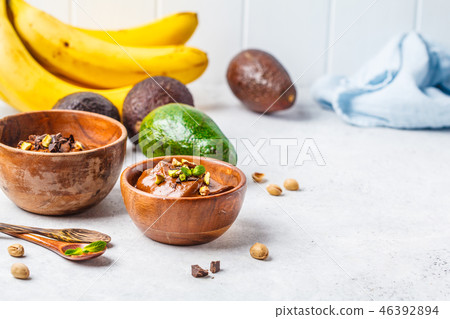 Avocado chocolate mousse with banana Avocado chocolate mousse with banana 46392894