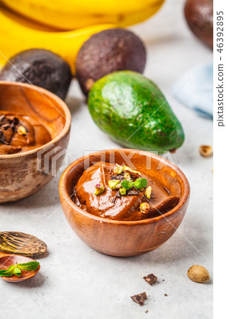 Avocado chocolate mousse with banana Avocado chocolate mousse with banana 46392895