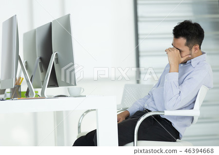 Businessman has stressful day at work. 46394668