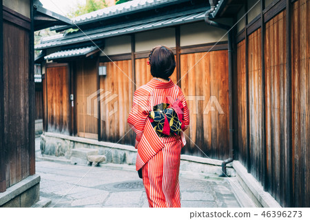 A woman in a kimono to tour Kyoto 46396273