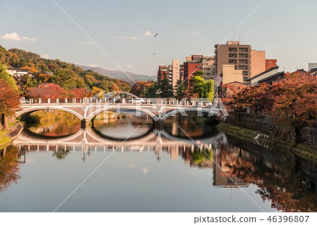 秋天在城市 46396807