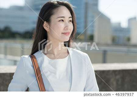 年輕日本婦女佩帶的女商人衣服在辦公區 46397937