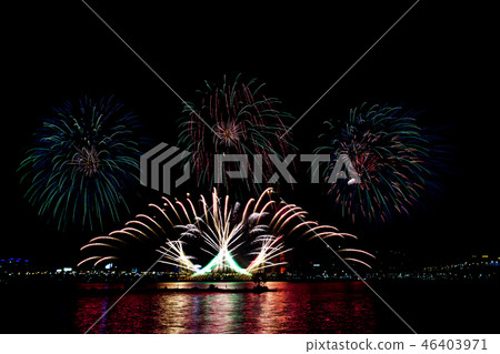 Fireworks on the Han River that can be seen in the autumn night 46403971