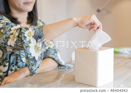woman hand picking napkin tissue paper 46404842