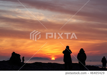 忠清南道泰安市 Kkotji 海灘欣賞日落的人們 46405429