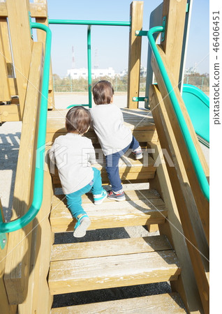 雙胞胎爬上滑梯 雙胞胎爬上滑梯 46406451