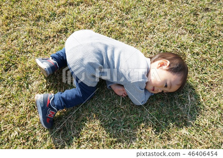一歲男孩躺在草地上 46406454