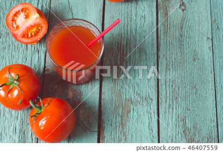 Tomato juice in glass with fresh tomatoes Tomato juice in glass with fresh tomatoes 46407559