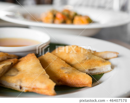 close up of crispy spring roll stuffed with prawns 46407578