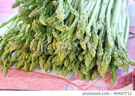 asparagus bunch at the market 46407712