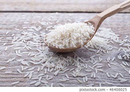 raw rice in a spoon 46408025