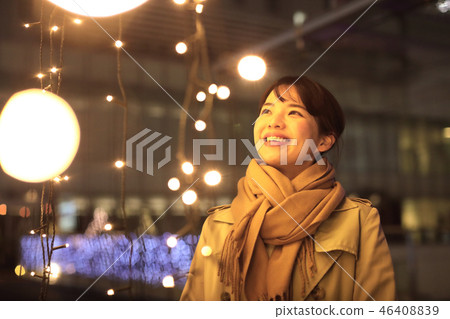 Young woman looking at illumination Young woman looking at illumination 46408839