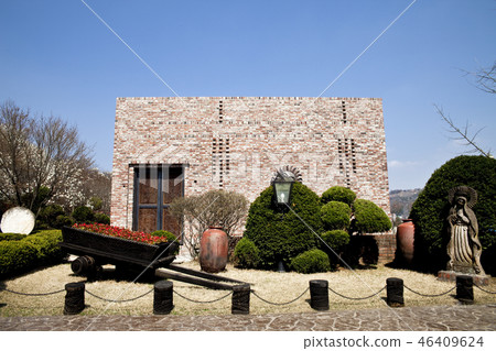 Latin American Cultural Center 46409624