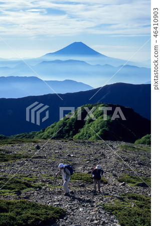 一個人在山路上 一個人在山路上 46410903