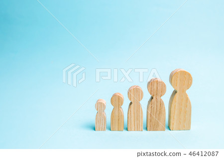 Wooden figures of people from small to large Wooden figures of people from small to large 46412087