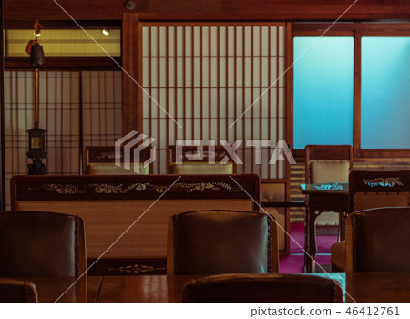  [Japanese-style material] Scenery of Japanese-style room with many chairs 46412761