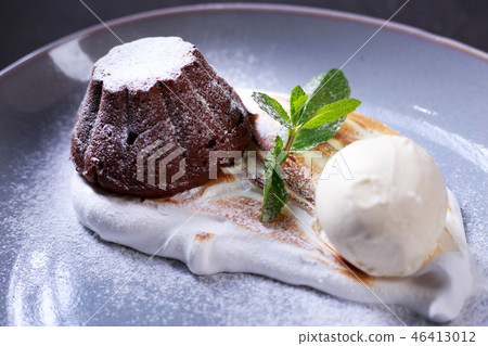 chocolate fondant, lava cake, restaurant serving 46413012