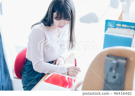 A woman studying 46416482