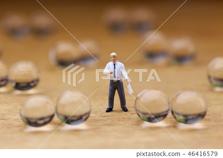 透明球體和商人 46416579