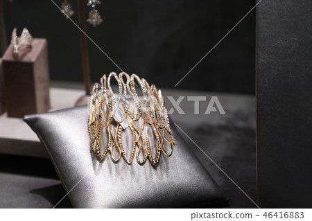 Necklace is a jewelry of women. 46416883
