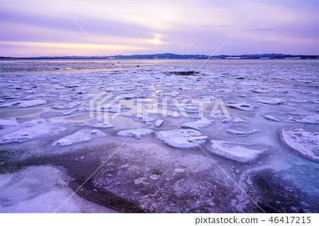 Evening scenery of Lake Notori which began to freeze Evening scenery of Lake Notori which began to freeze 46417215