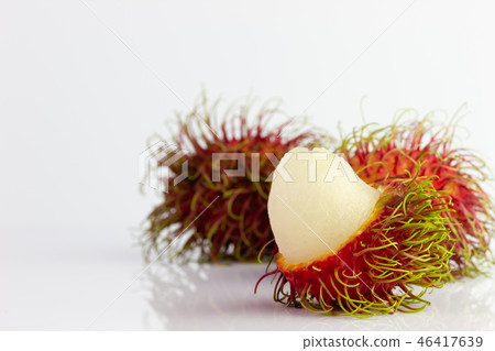 Three rambutans were peeled off. Three rambutans were peeled off. 46417639