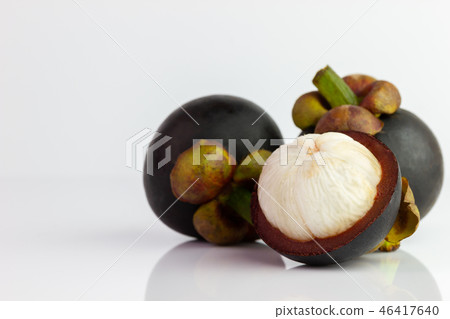 Three of the mangosteen were peeled off. Three of the mangosteen were peeled off. 46417640