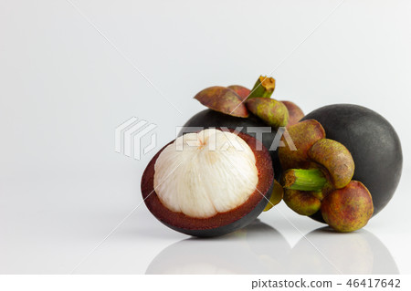 Three of the mangosteen were peeled off. Three of the mangosteen were peeled off. 46417642