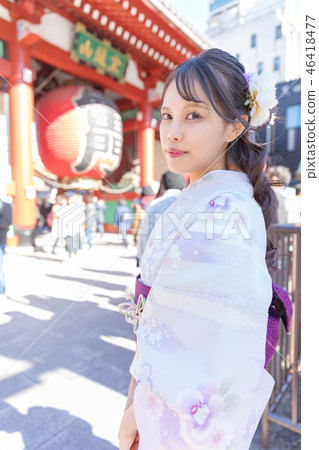 Young woman in kimono to walk around Asakusa Young woman in kimono to walk around Asakusa 46418477