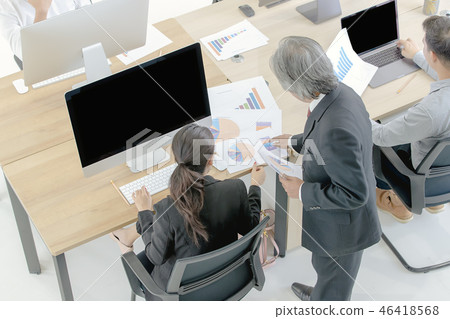 Senoir businessman working with team. 46418568