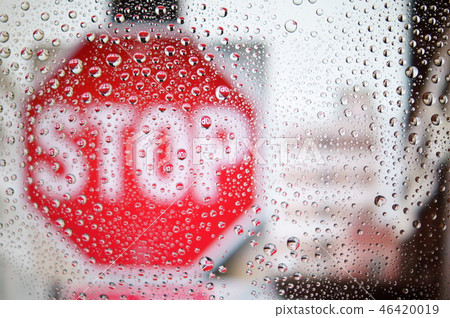 駕車雨能見度差 駕車雨能見度差 46420019