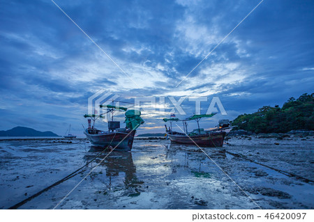 cloudy in sunrise above the sea cloudy in sunrise above the sea 46420097